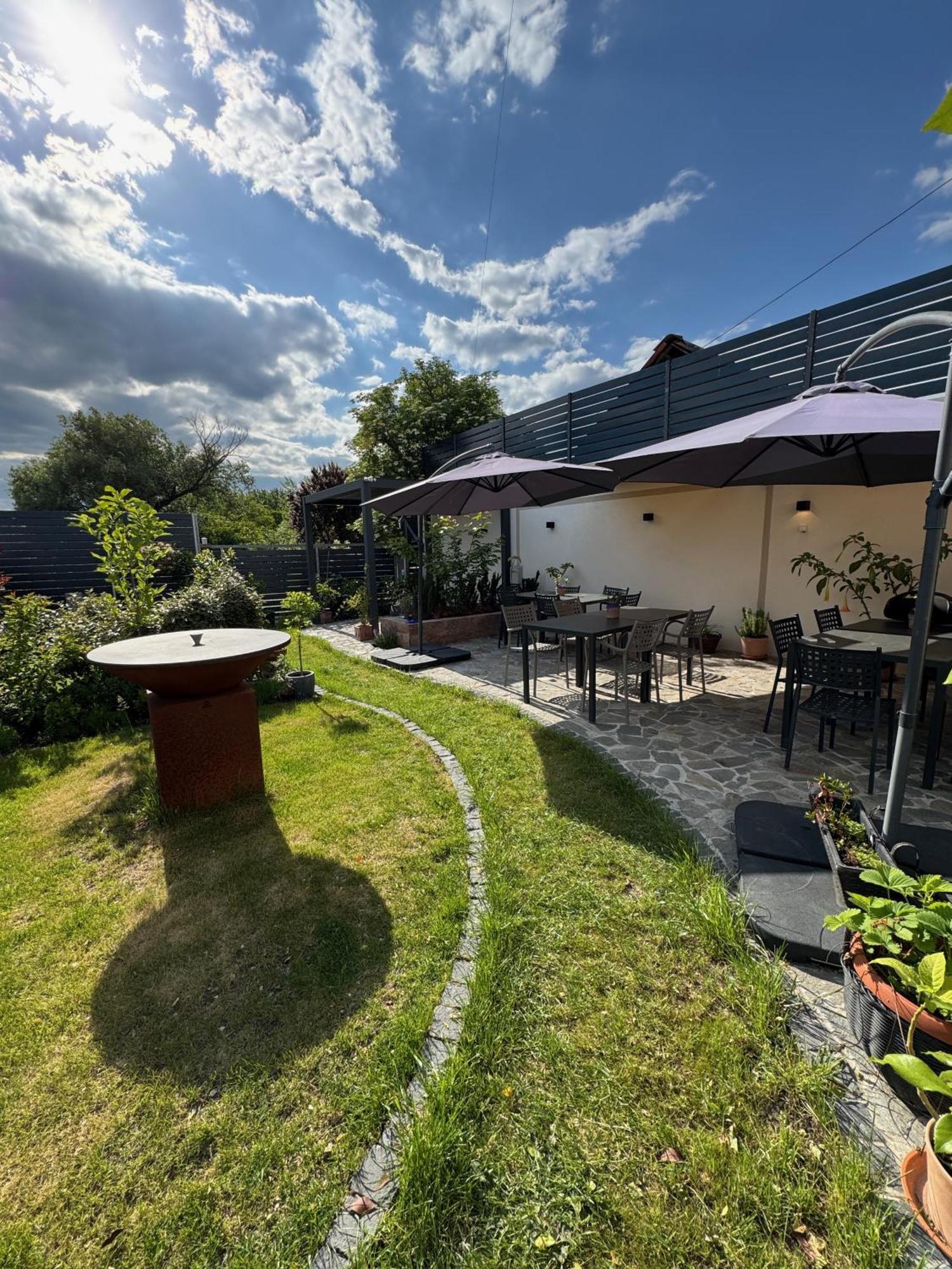 Mokka House Panzio Acomodação com café da manhã Miskolc Exterior foto